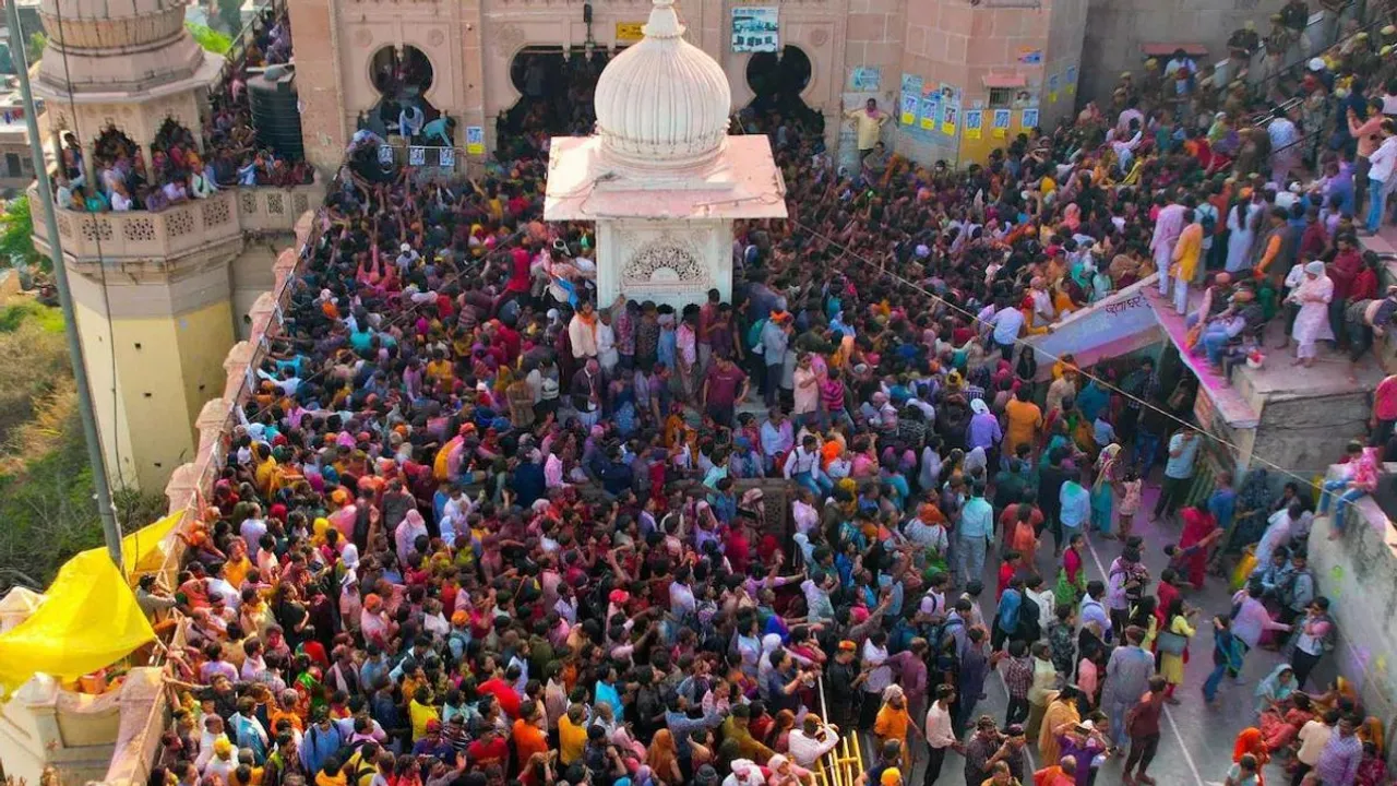 The crowd was subsequently controlled and the devotees were facilitated in having a darshan. 