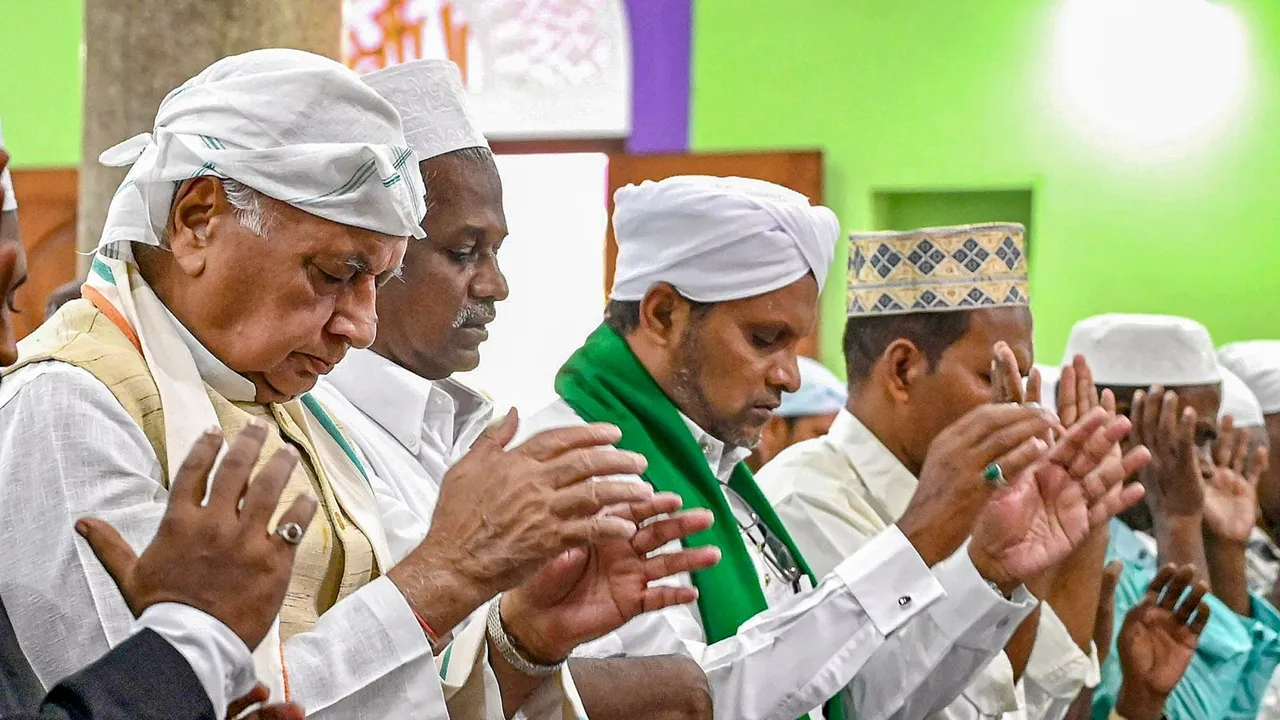 Kerala Governor Arif Mohammed Khan offers namaz on the occassion of Eid-al-Fitr, at Beemapalli, in Thiruvananthapuram, Wednesday, April 10, 2024