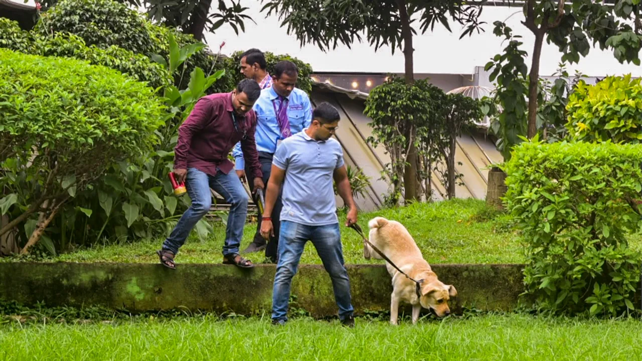 Dog Squad of Navi Mumbai Police inspect the premises of Inorbit mall after receiving a bomb threat via email, at Vashi in Navi Mumbai, Saturday, Aug. 17, 2024.