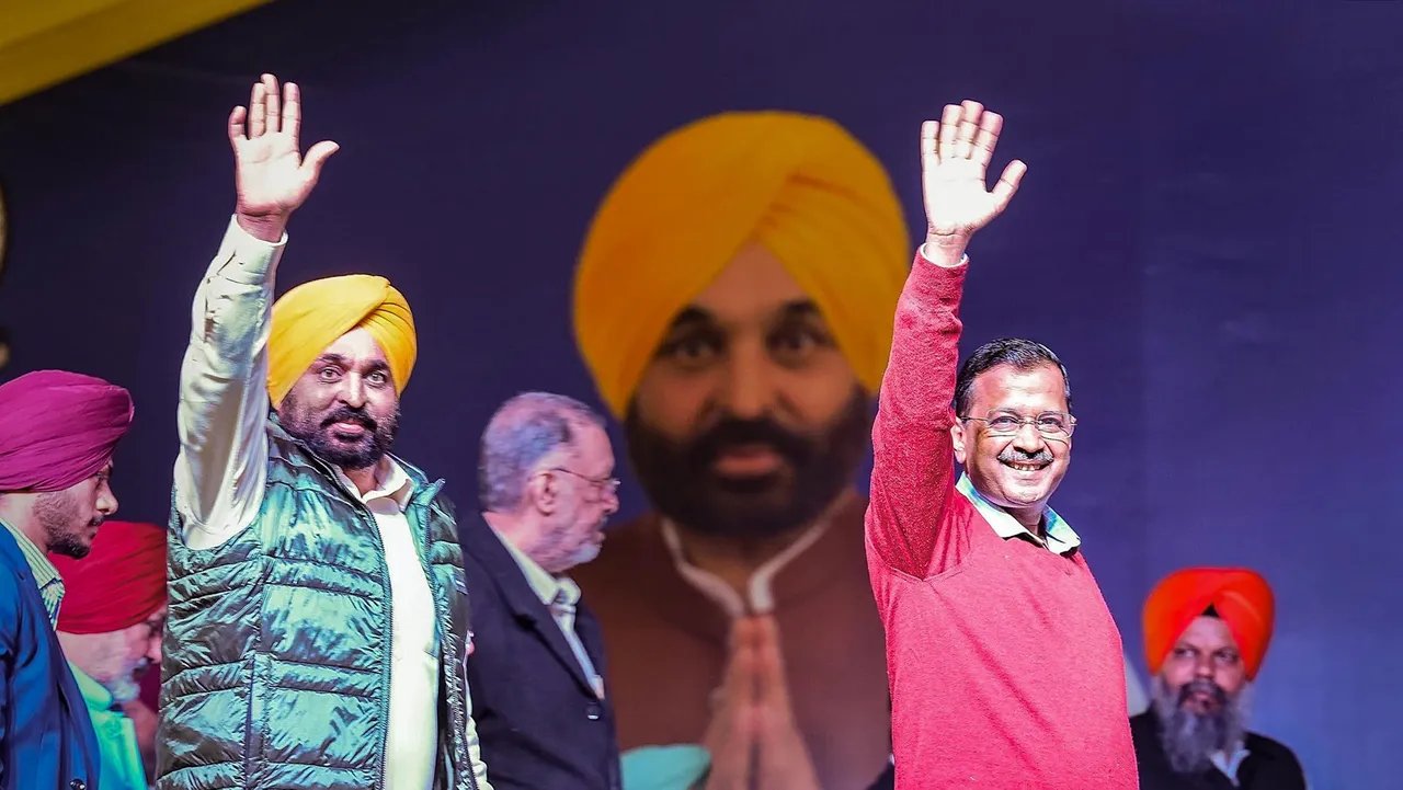 Punjab Chief Minister Bhagwant Mann and Delhi Chief Minister and AAP Convenor Arvind Kejriwal during the ‘Ghar Ghar Muft Ration’ rally, in Ludhiana