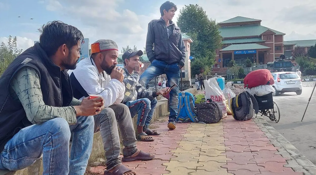 Migrant workers feel the heat as Kashmir faces sharp rise in unemployment