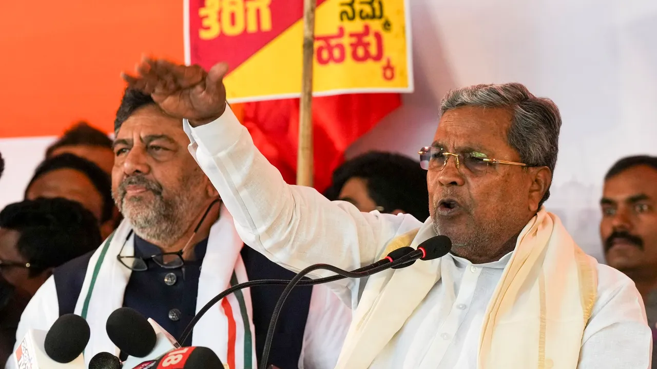 Karnataka Chief Minister Siddaramaiah addresses the gathering during a protest by the Karnataka Congress leaders against the Centre, at Jantar Mantar