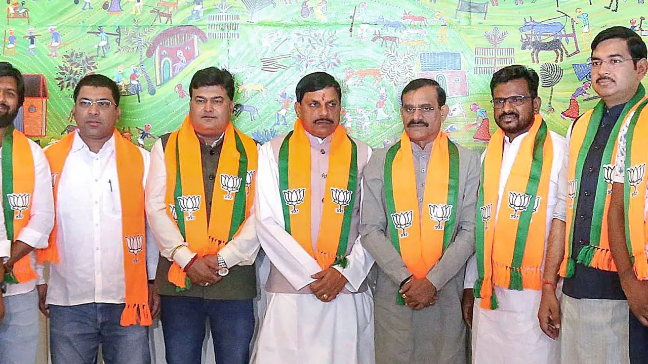 Madhya Pradesh Chief Minister Mohan Yadav with BJP State President VD Sharma and Chhindwara Mayor Vikram Singh Ahake after the latter joined BJP, in Bhopal, Monday, April 1, 2024
