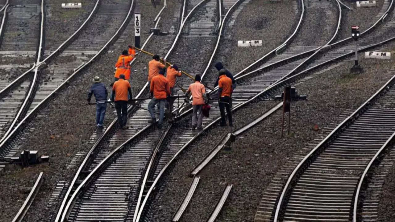 Railway tracks Railway construction Railway workers
