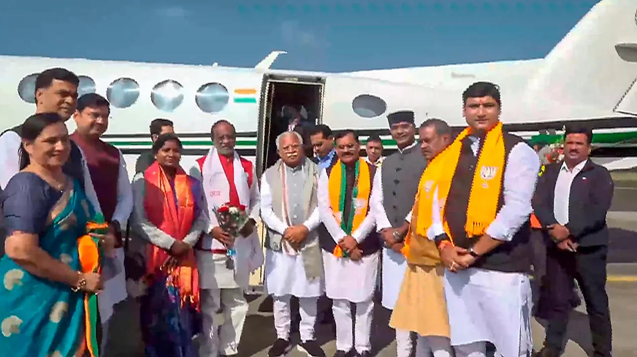 BJP observers for Madhya Pradesh Manohar Lal Khattar, K. Laxman and Asha Lakra being welcomed by State BJP President V.D. Sharma upon their arrival for BJP Legislature Party meeting, in Bhopal