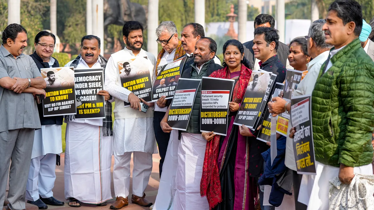 Suspended MPs Manickam Tagore, V.K. Sreekandan, Derek O'Brien, T.N. Prathapan, Kanimozhi Karunanidhi, Hibi Eden and Ramya Haridas with others stage a protest
