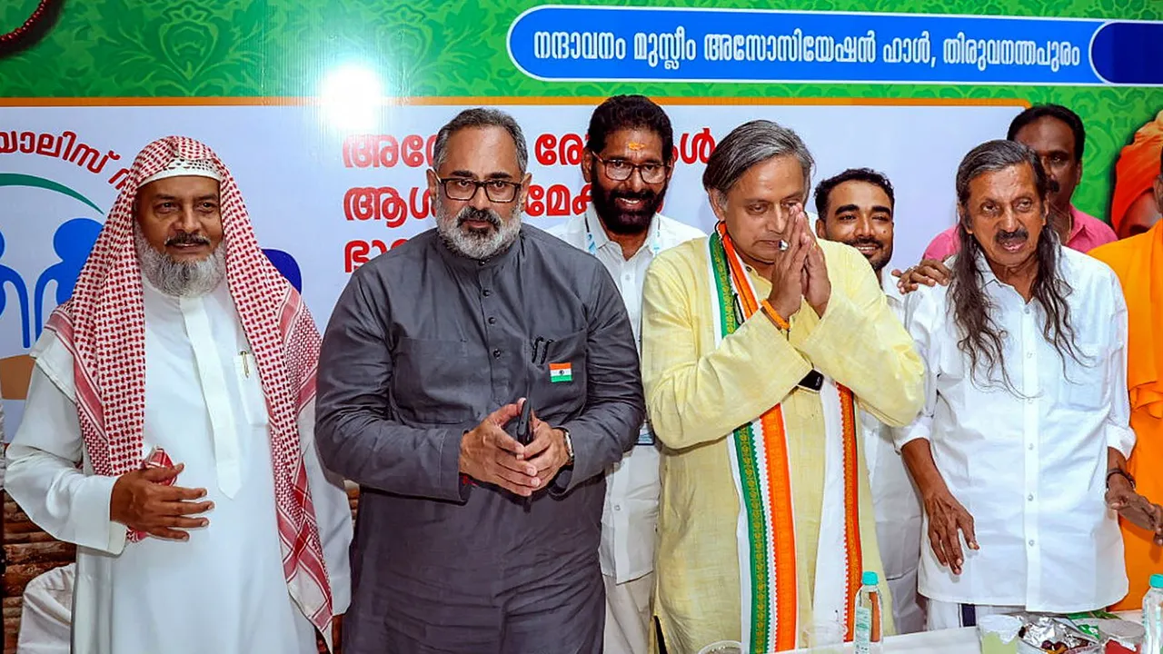 Union Minister & BJP candiadate Rajeev Chandrasekhar, UDF candidate Shashi Tharoor, LDF's Pannyan Raveendran and Chief Imam Abdul Gaffar Moulavi at an 'iftar party during the holy month of Ramzan