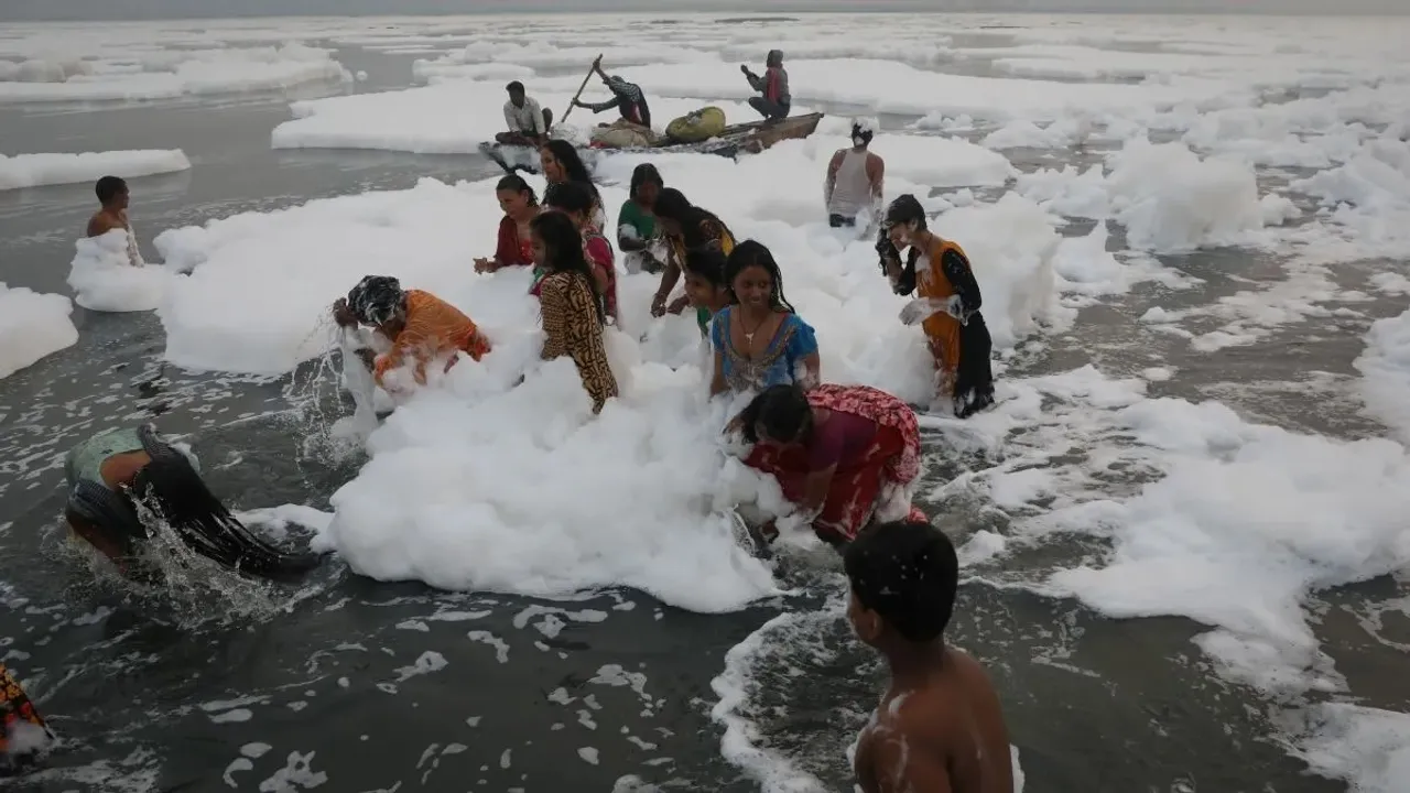 toxic-foam-on-yamuna-river-chhath-pooja