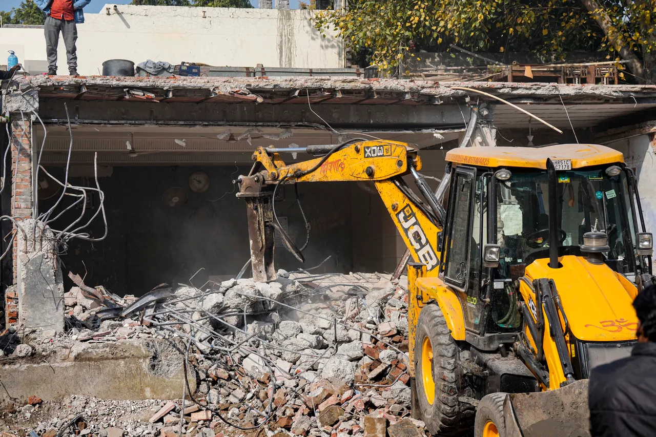 Religious structures on central Delhi footpath razed amid tight security