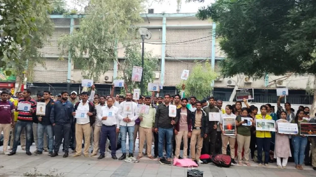 Hundreds of terminated Civil Defence Volunteers from Delhi staging a protest near the Delhi Secretariat for over 10 days