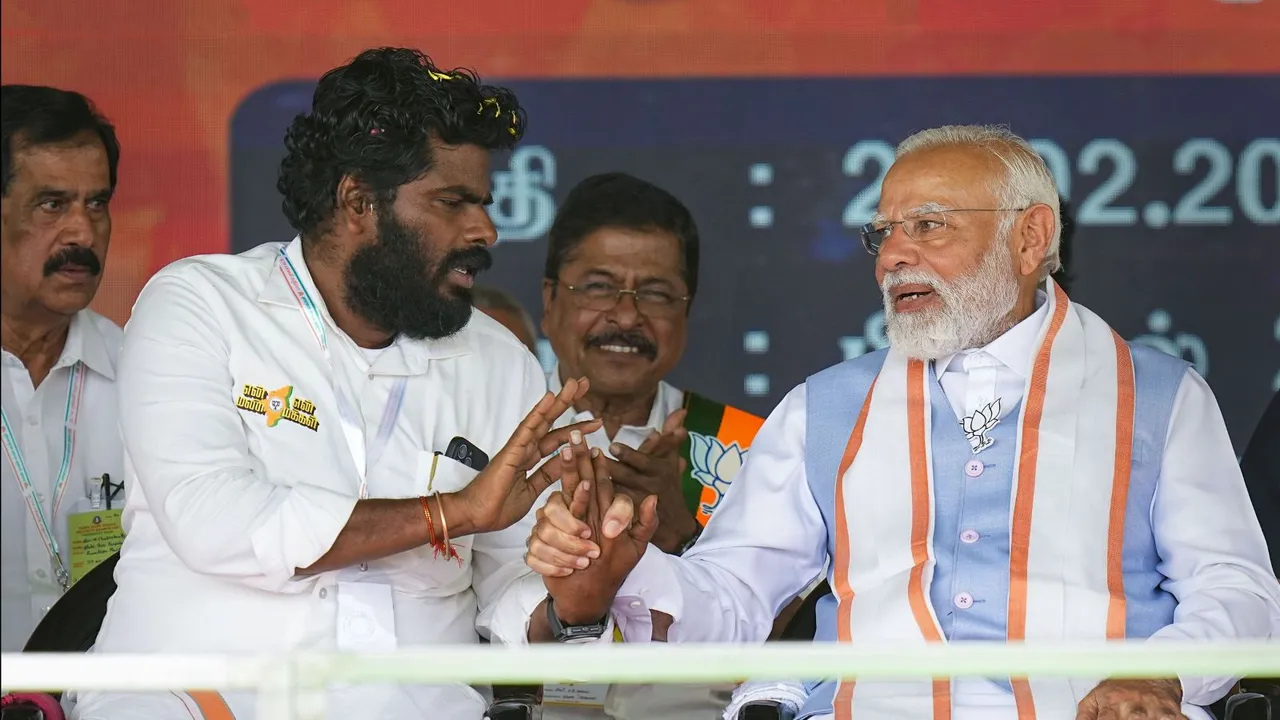 Prime Minister Narendra Modi with Tamil Nadu BJP President K Annamalai during the closing ceremony of the BJP's ‘En Mann Ek Makkal’ padyatra