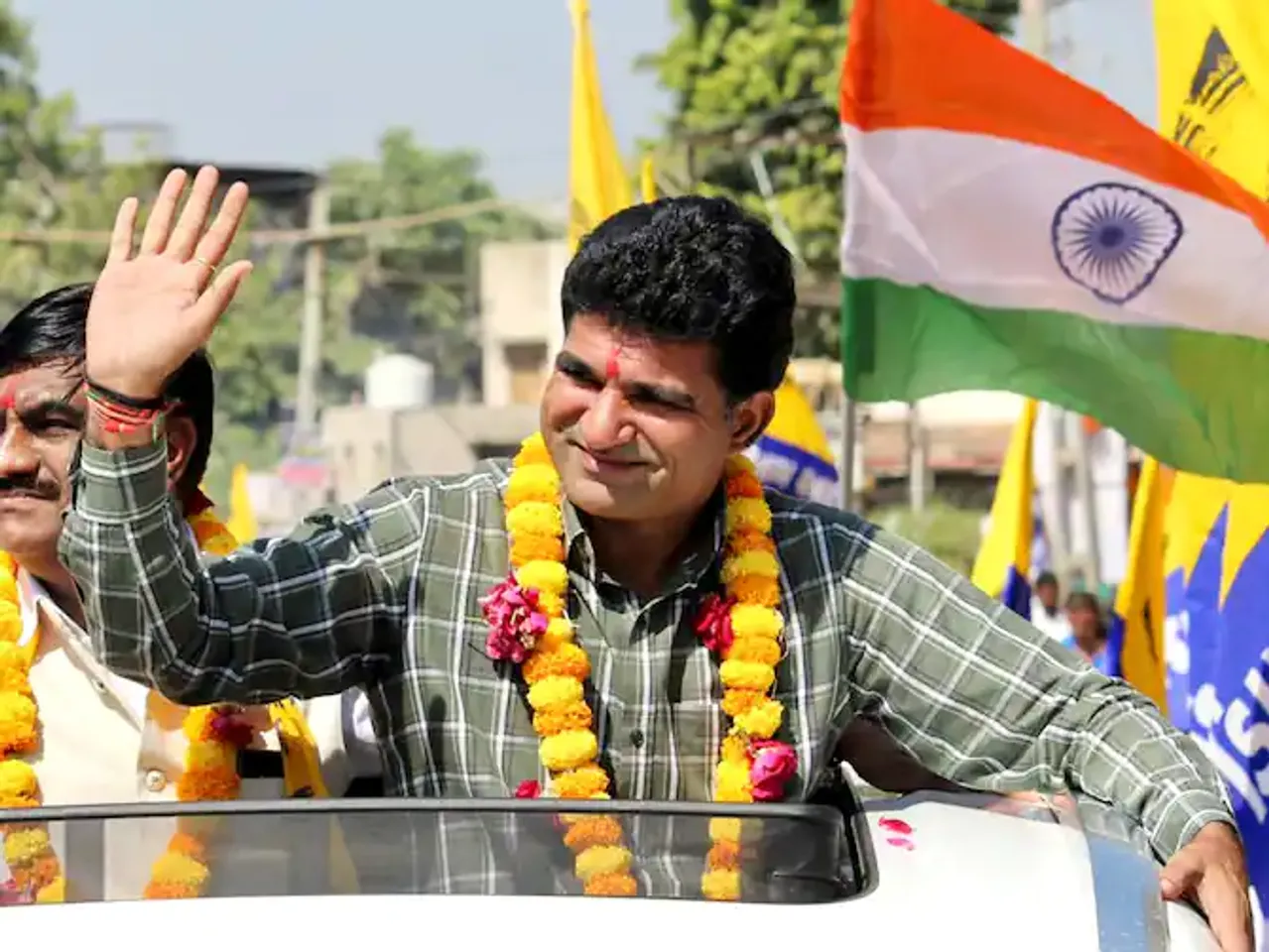 AAP’s CM face Isudan Gadhvi leads from Khambhalia in Saurashtra