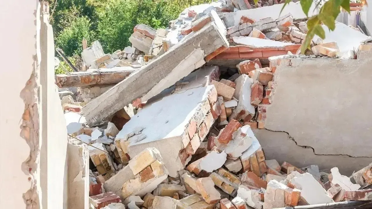 Housing society's protection wall collapses in Thane; no casualty