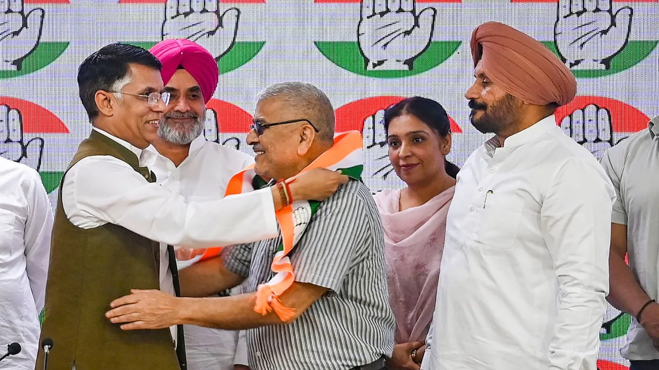 Former AAP MP Dharamvir Gandhi joins the Congress party in the presence of Congress leader Pawan Khera, at AICC Headquarters in New Delhi, Monday, April 1, 2024