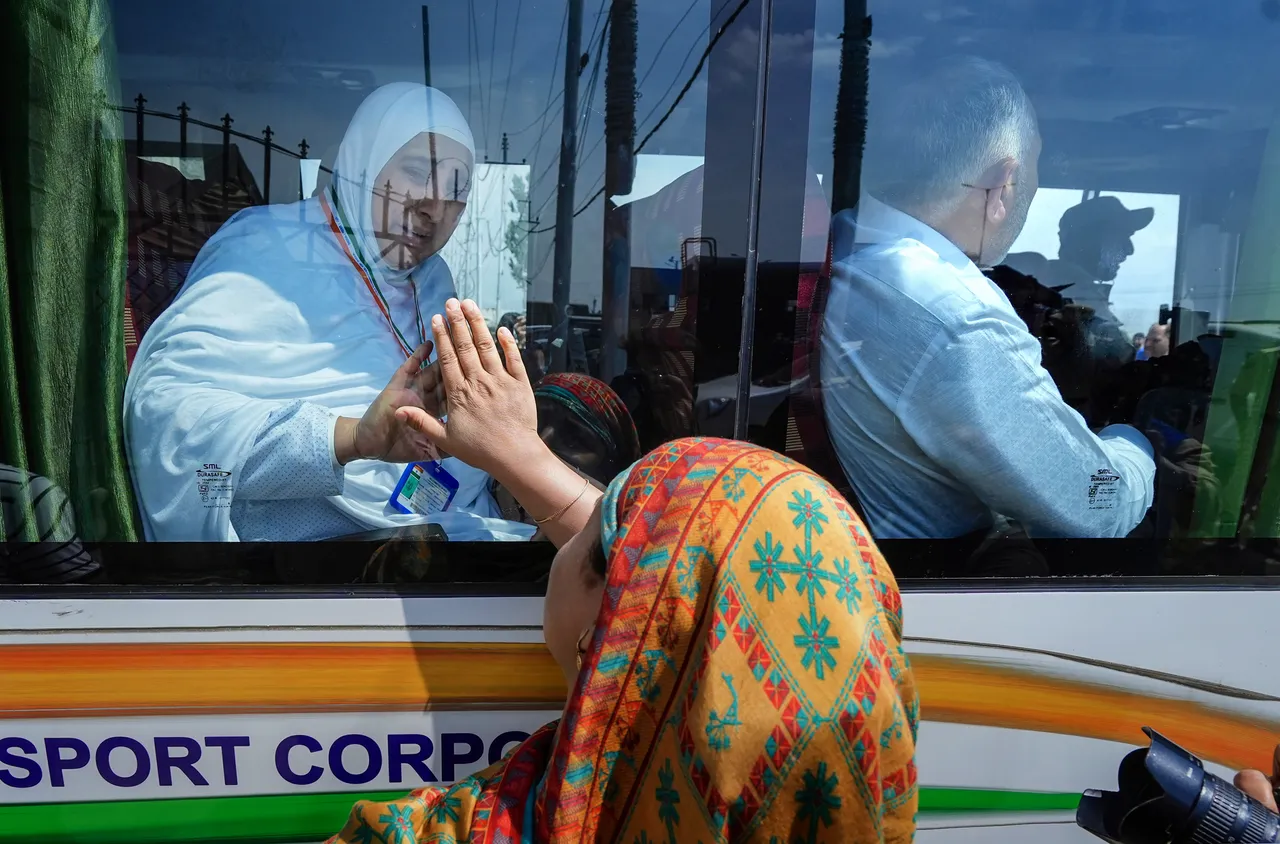 First batch of 630 pilgrims from Jammu and Kashmir leaves for Saudi Arabia for Haj