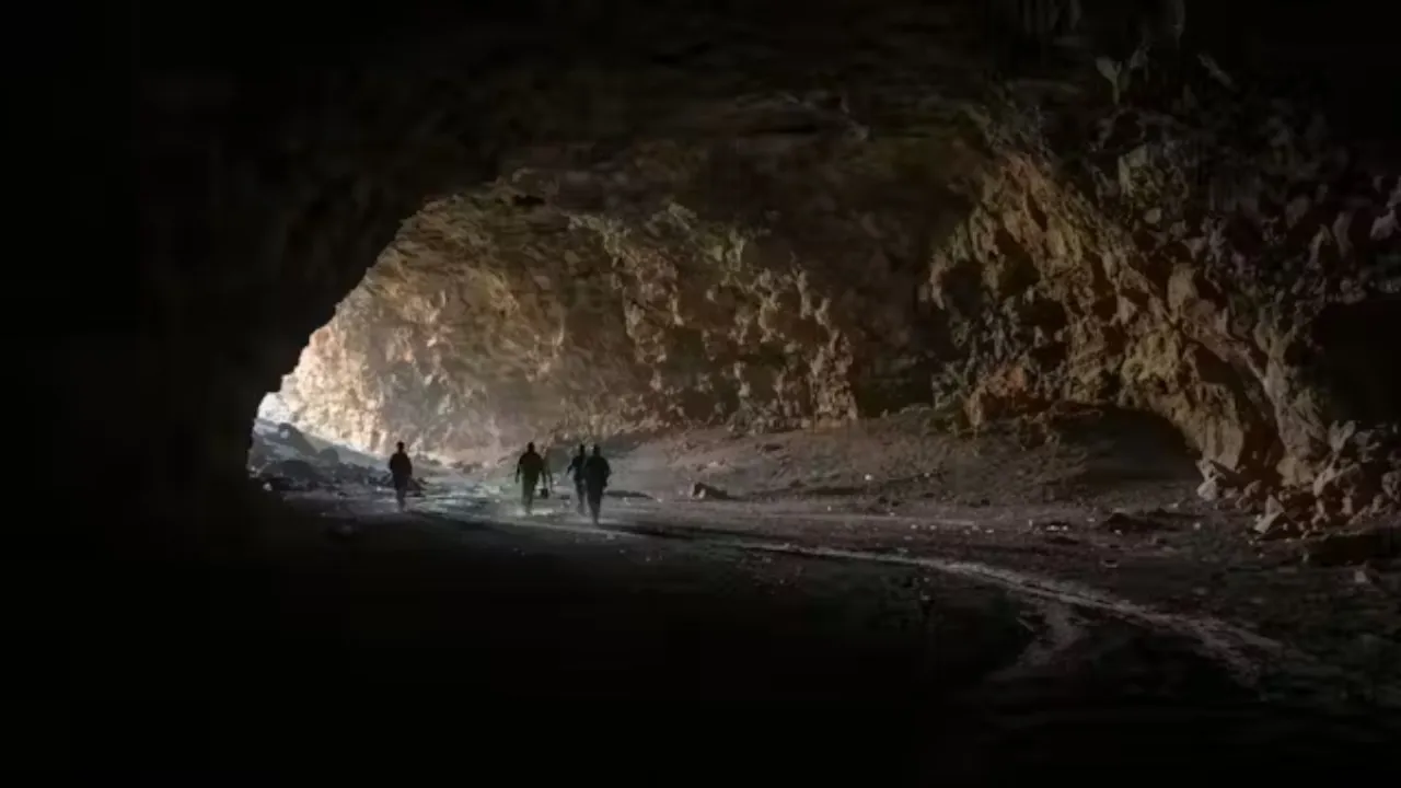 The western passage of the Umm Jirsan lava tube. 
