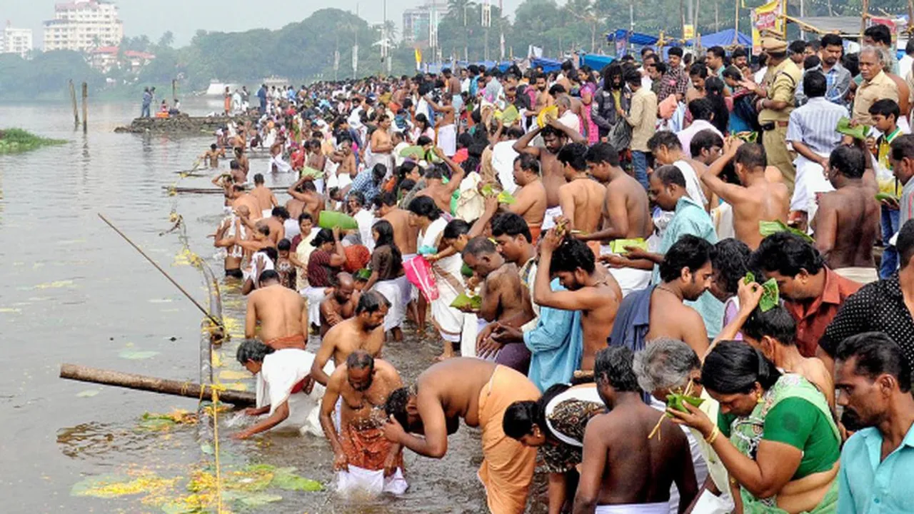 Kerala: Thousands perform Bali tharpanam on Karkidaka Vavu day