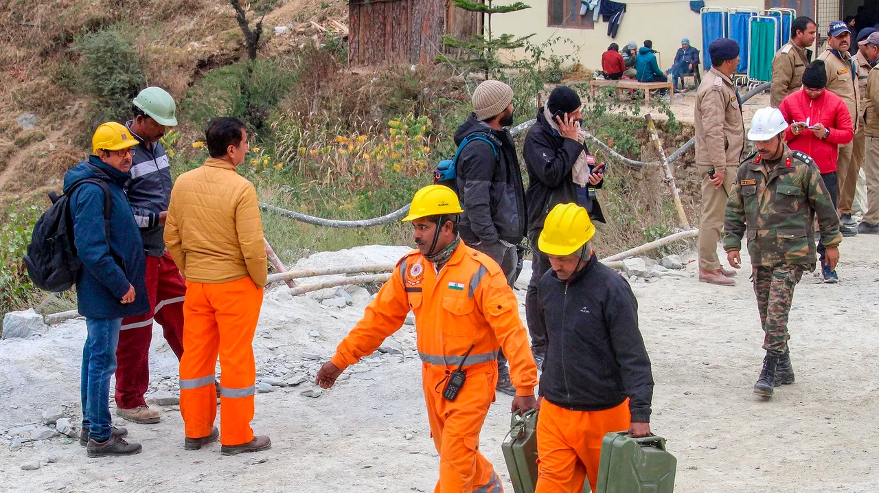 Uttarkashi Tunnel rescue: Rat-hole miners begin manual horizontal drilling