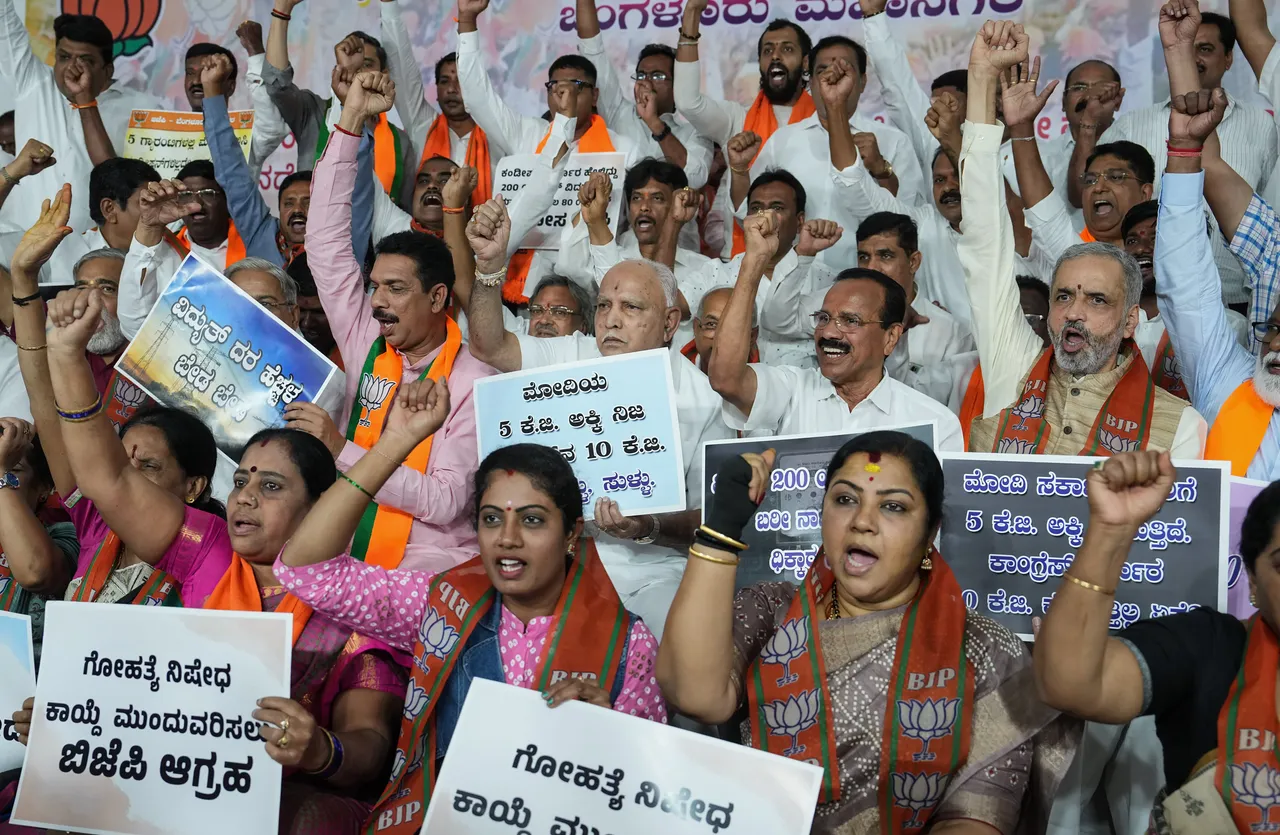 Former Karnataka chief minister BS Yediyurappa, Sadananda Gowda, former speaker Vishweshwar Hegde Kageri, BJP state President Nalin Kumar Kateel and others during a protest