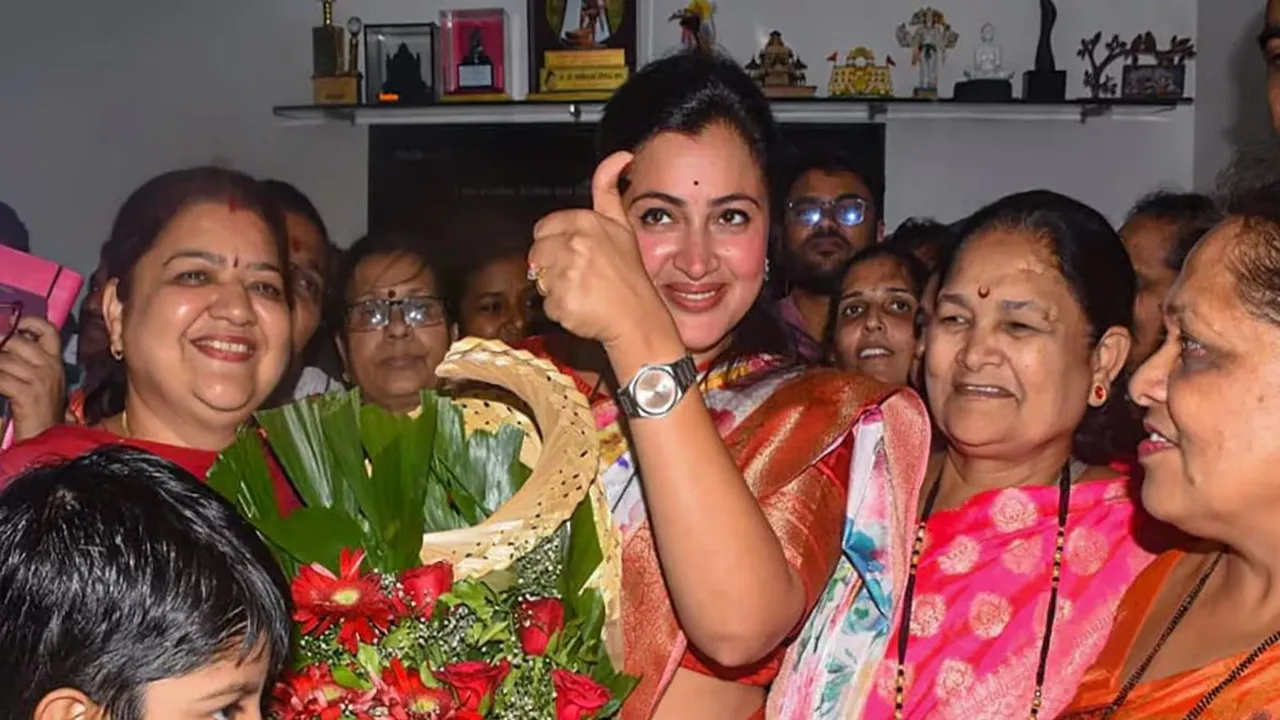 Amravati MP Navneet Rana being welcomed by party workers at his residence after her name was announced by BJP as a candidate from Amravati Lok Sabha constituency