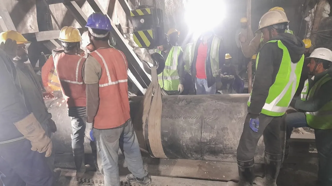 Workers Silkyara Tunnel.jpg