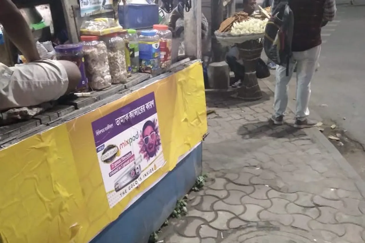 Gold Flake advertising on a Paan shop in Kolkata