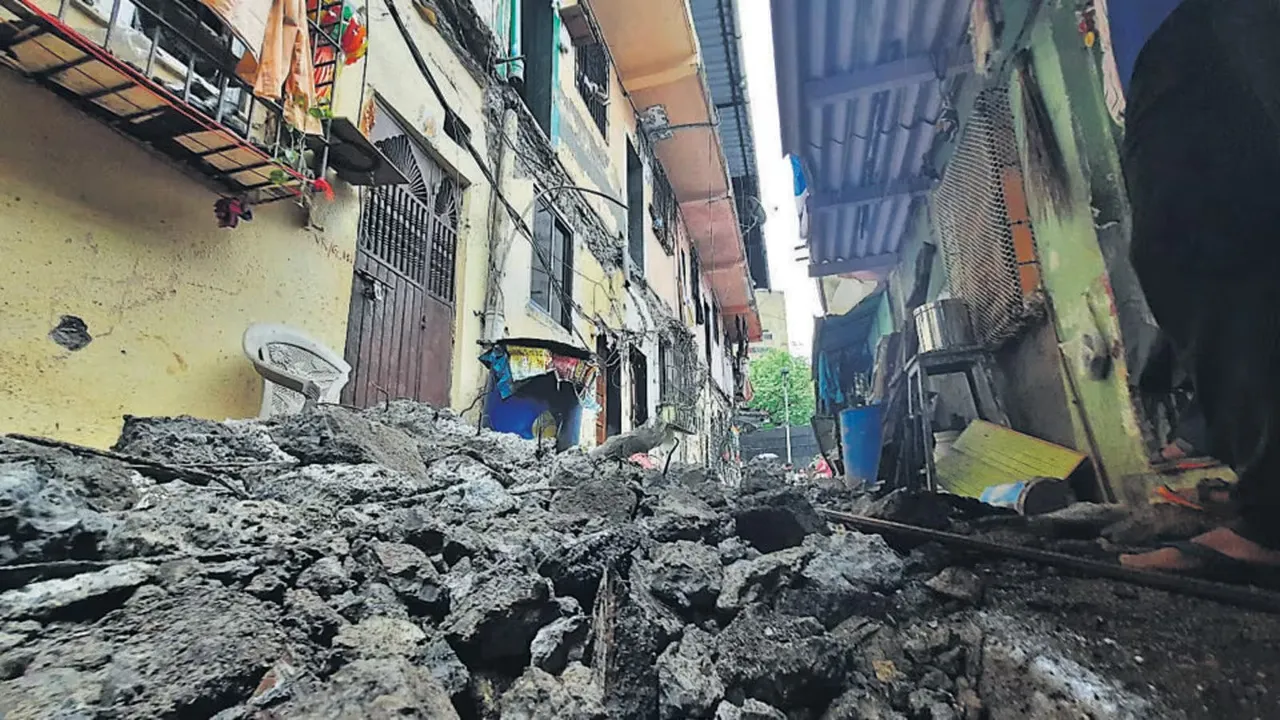 Maharashtra: Part of chawl's gallery collapses in Thane following heavy rains