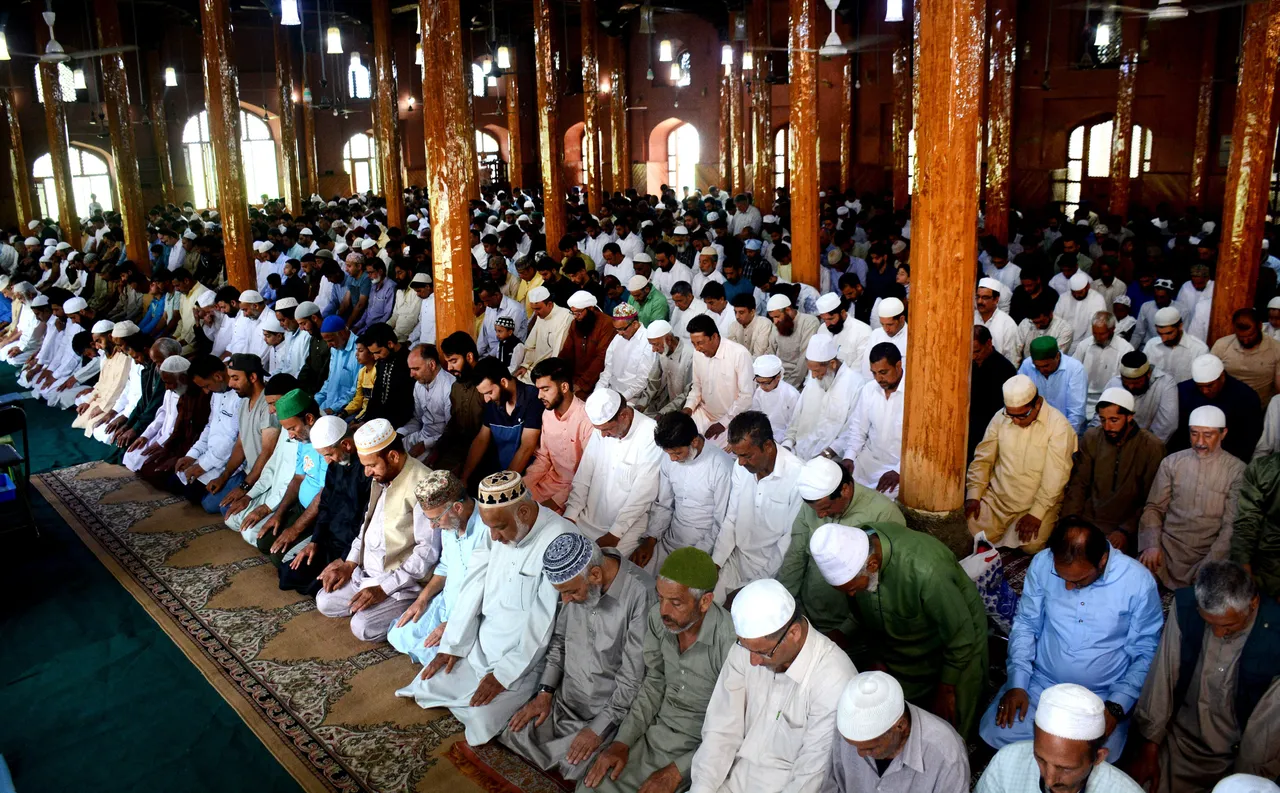 Muslims offer 'namaz' on the occasion of the 'Eid al-Adha' festival, at Aali Masjid in Srinagar