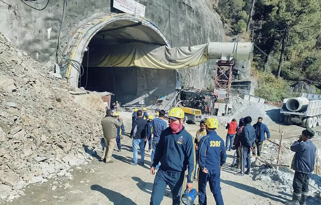 Tunnel collapses Uttarakhand.jpg