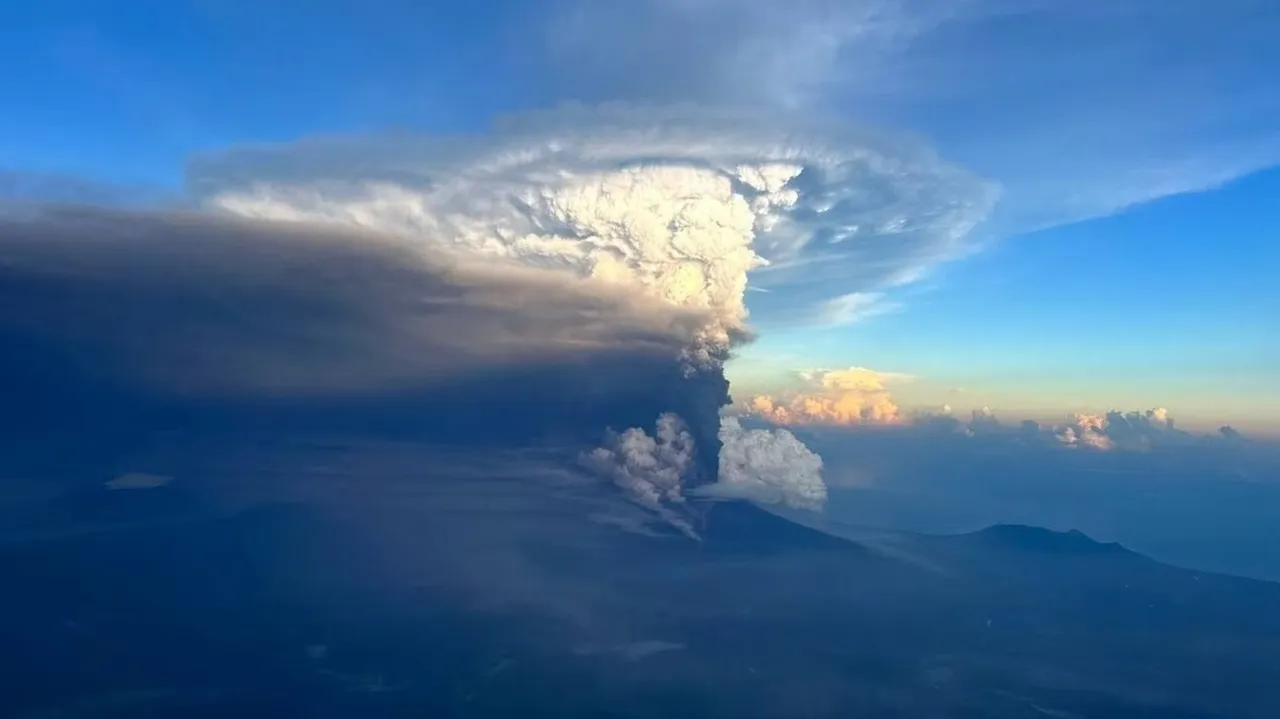 volcanic eruption of Mount Ulawun.jpg