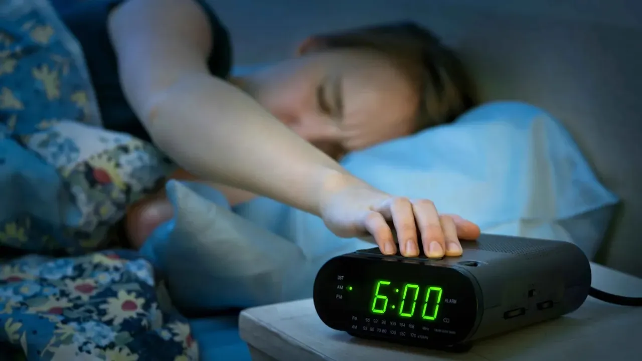 Hitting snooze on your alarm might not actually make you more tired in the morning: Research