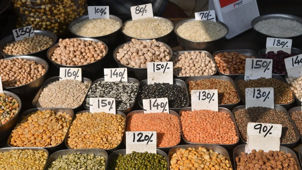 Centre extends time period for stock limits on tur, urad by two months till Dec 31