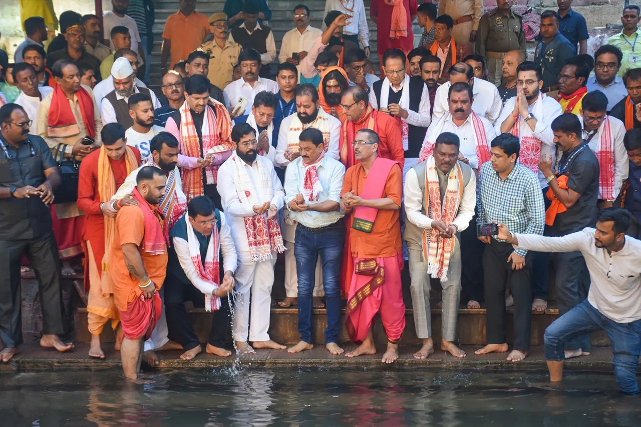 Maha CM, ministers pay obeisance to Goddess Kamakhya in Guwahati