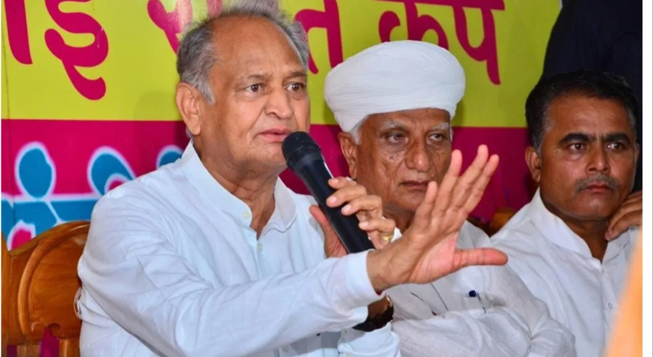 Ashok Gehlot throws mike at Barmer district collector during event