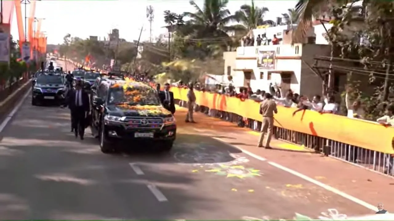 Narendra Modi holds road show in Karnataka's Hubballi