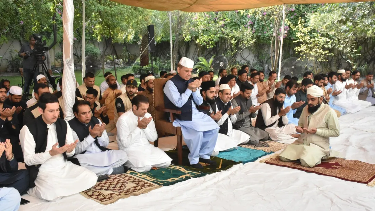 Pakistan EID Shehbaz Sharif Namaz