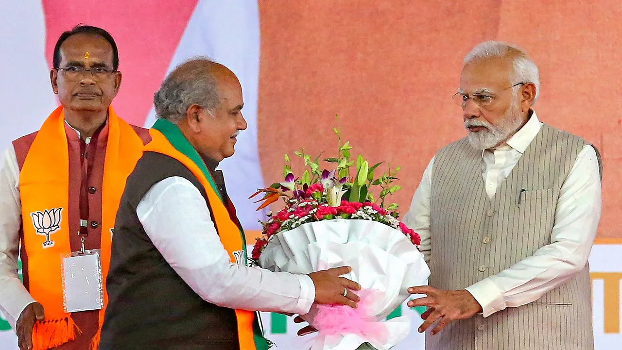 Prime Minister Narendra Modi being felicitated by Union Minister Narendra Singh Tomar during BJP's 'Karyakarta Mahakumbh', in Bhopal