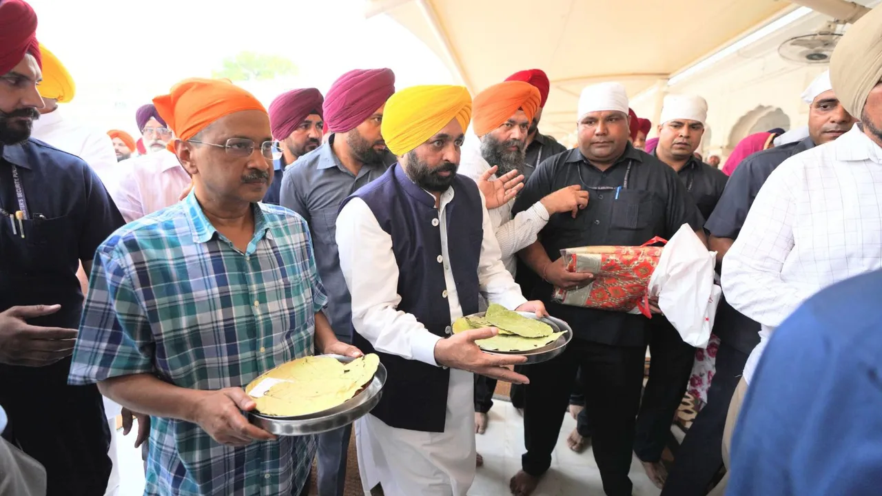 Arvind Kejriwal offers prayers at Golden Temple in Amritsar, to take part in election roadshow