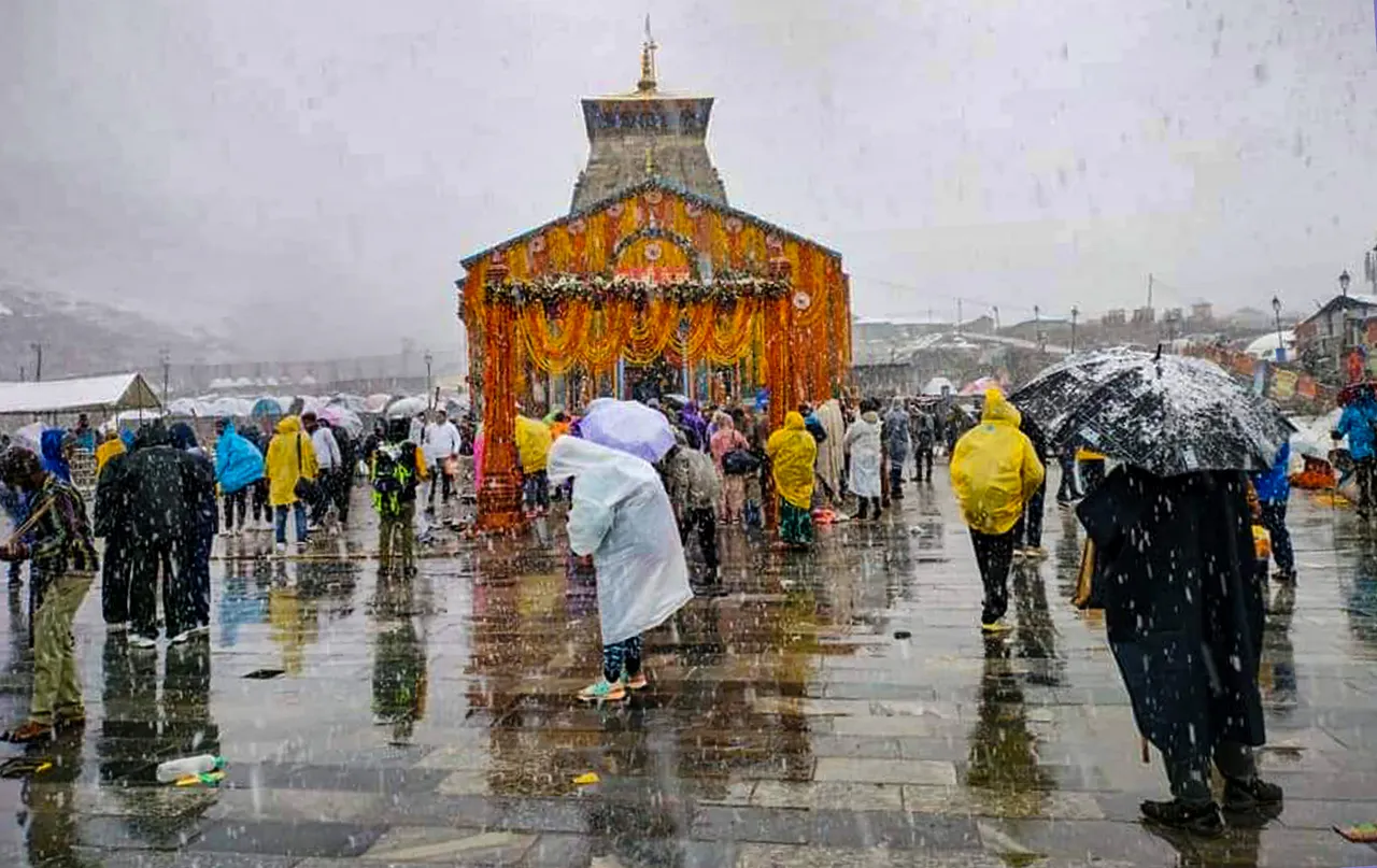 Snowfall, rain continue at Badrinath, Kedarnath; pilgrims cautioned