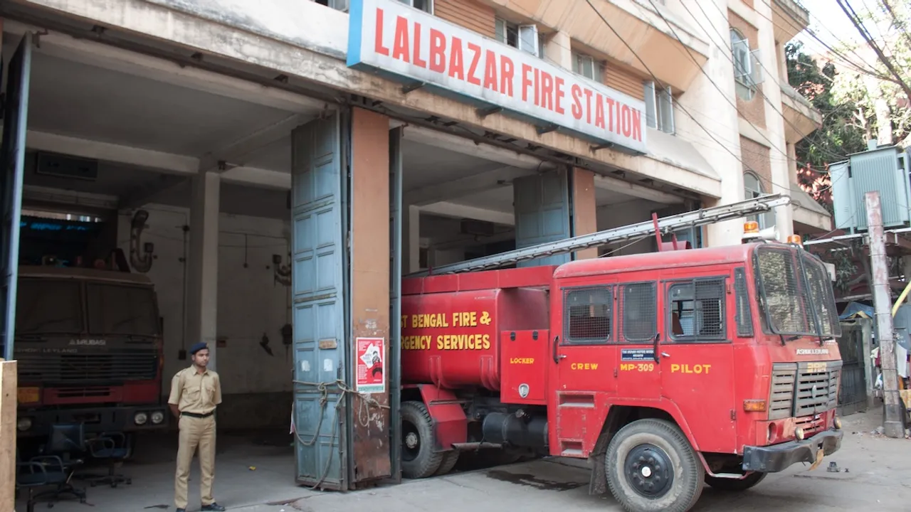 Fire breaks out in Kolkata's Burrabazar building