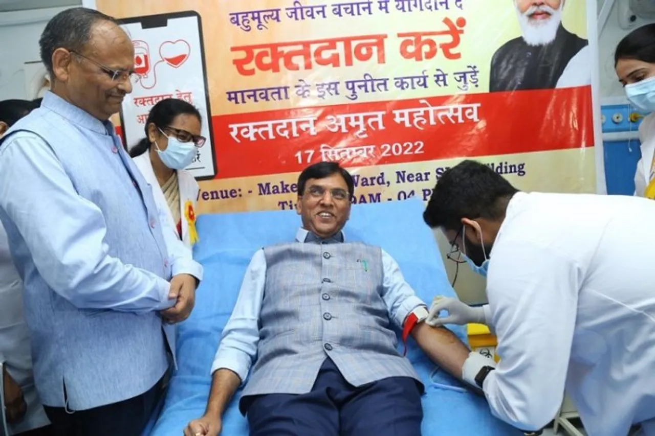 Mansukh Mandaviya donates blood