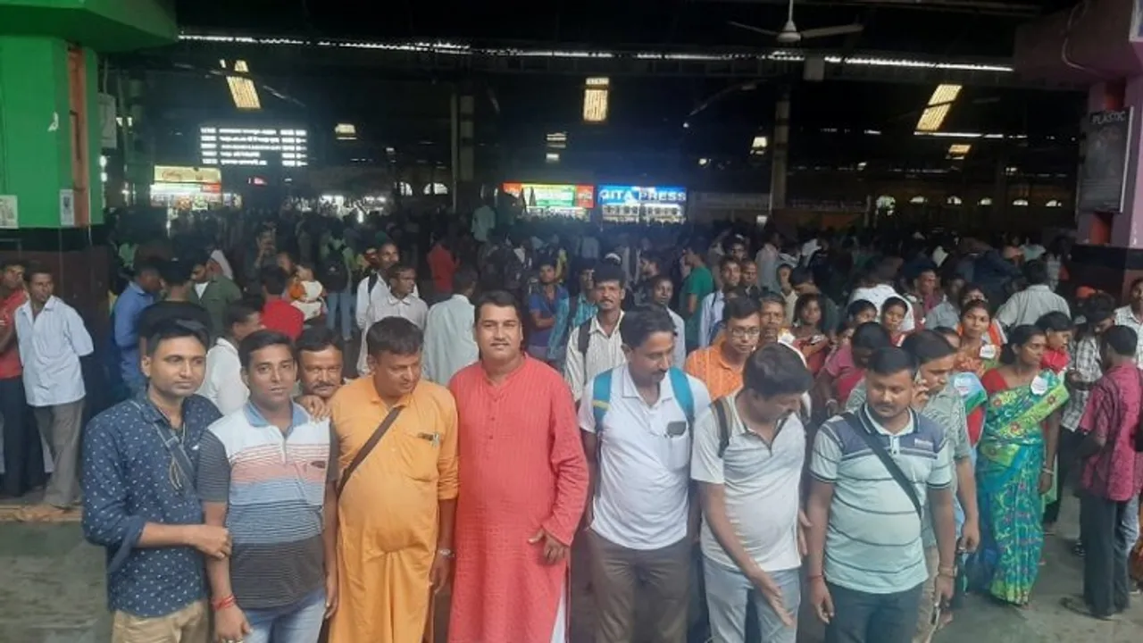 Bengal BJP supporters and members at railway station