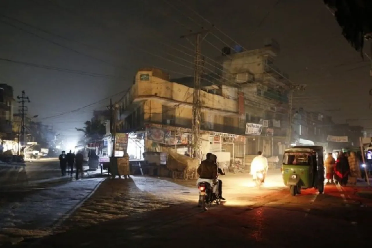 Karachi markets to shut at 9 pm to save electricity
