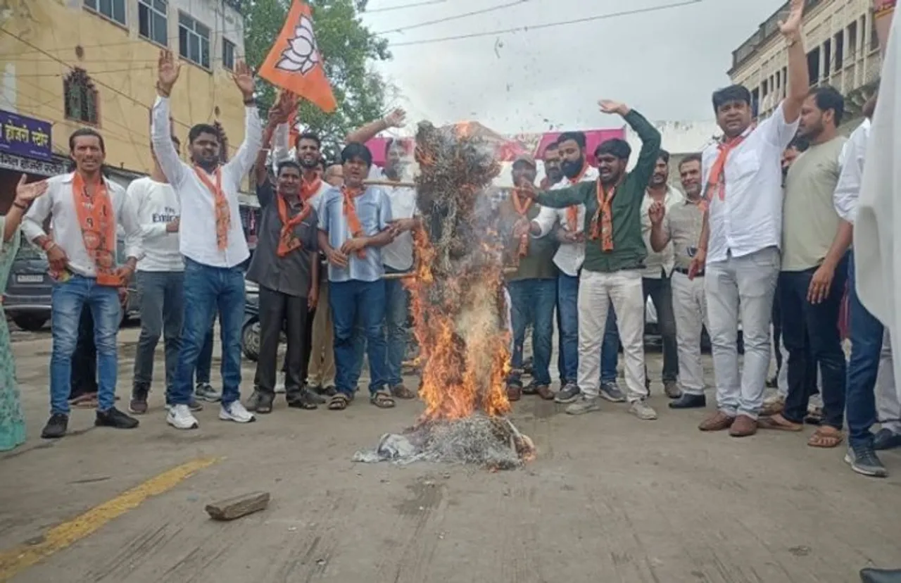 BJP supporters burns effigy of Sonia Gandhi, Adhir Ranjan Chowdhury