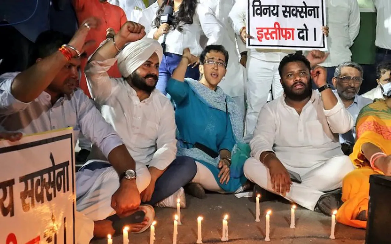 AAP MLAs protested against Delhi LG VK Saxena