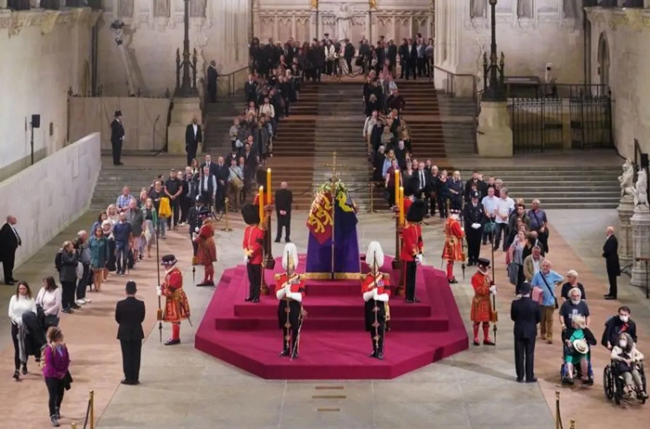 The first members of the public pay their respects as the vigil begins around the coffin of Queen Elizabeth II in Westminster Hall in London