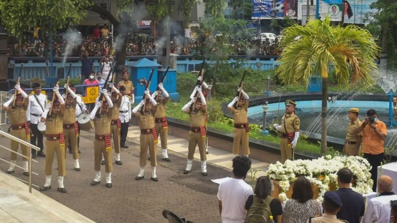 Kolkata police offering gun salute to KK
