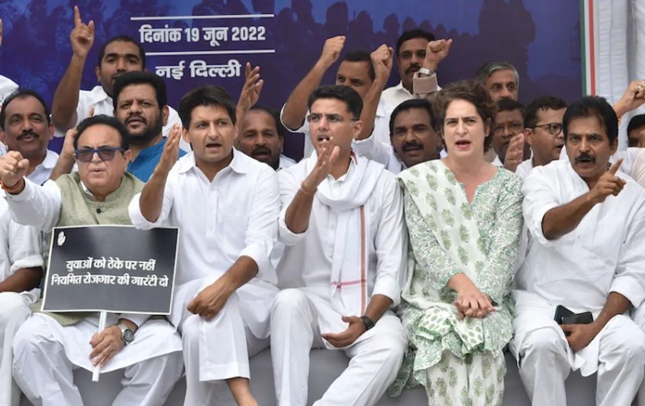 Congress leaders Priyanka Gandhi Vadra, KC Venugopal, Sachin Pilot, Deepender Singh Hooda and others shout slogans during the Congress Satyagraha against Agnipath scheme at Jantar Mantar on Sunday