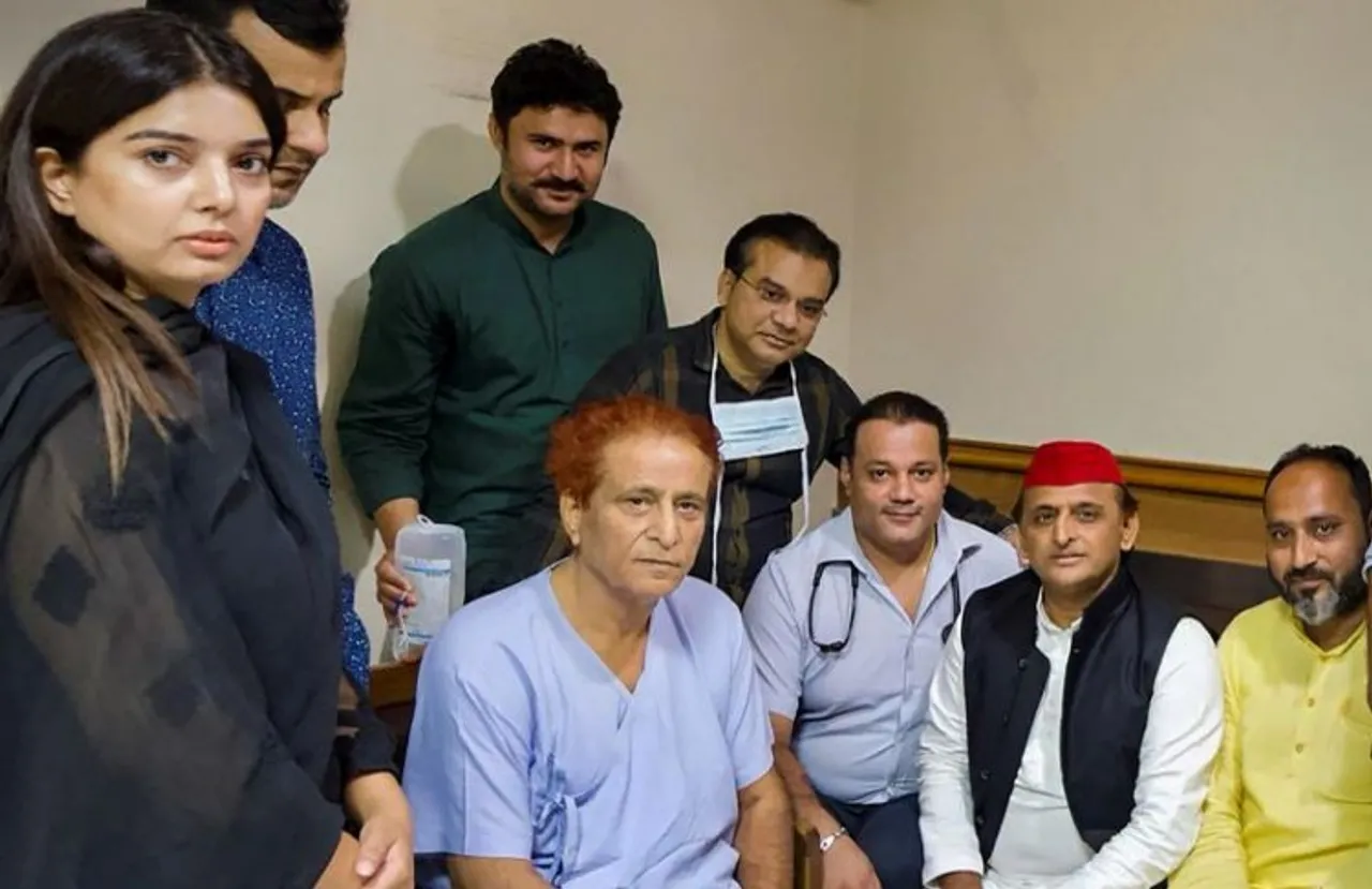 Akhilesh Yadav meeting Azam Khan at Hospital