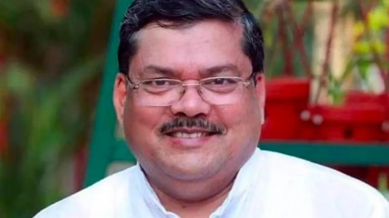 Congress sends Mukul Wasnik to Goa after 5 of its 11 MLAs go missing